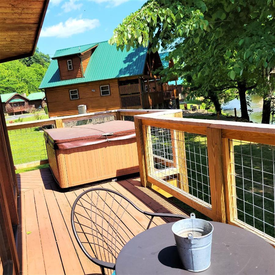 Skinny Dippin'-River Front- Free Tickets-Dog Friendly-Sleeps 6 Pigeon Forge Exterior foto
